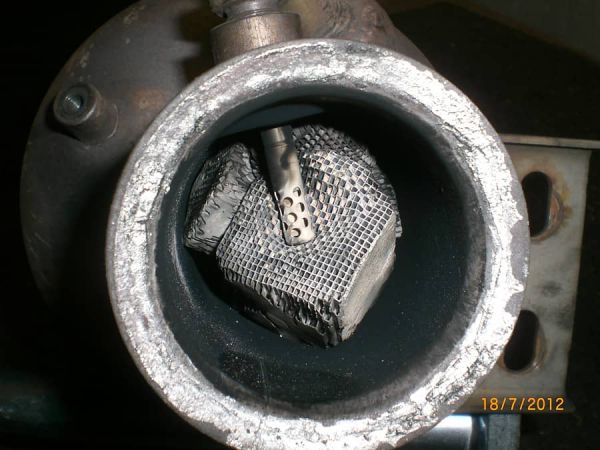 Durch Reinigung mit Flüssigkeiten zerstörter Dieselpartikellfilter eines VW T5 (Kopie) Durch Reinigung mit Flüssigkeiten zerstörter Dieselpartikellfilter eines VW T5