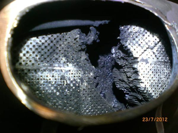 Durch Reinigung mit Flüssigkeiten zerstörter Dieselpartikellfilter eines VW Passat (Kopie) Durch Reinigung mit Flüssigkeiten zerstörter Dieselpartikellfilter eines VW Passat
